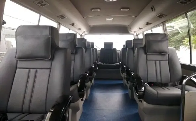Group Airport Transfers vs Rideshare: What’s Better for Large Groups?